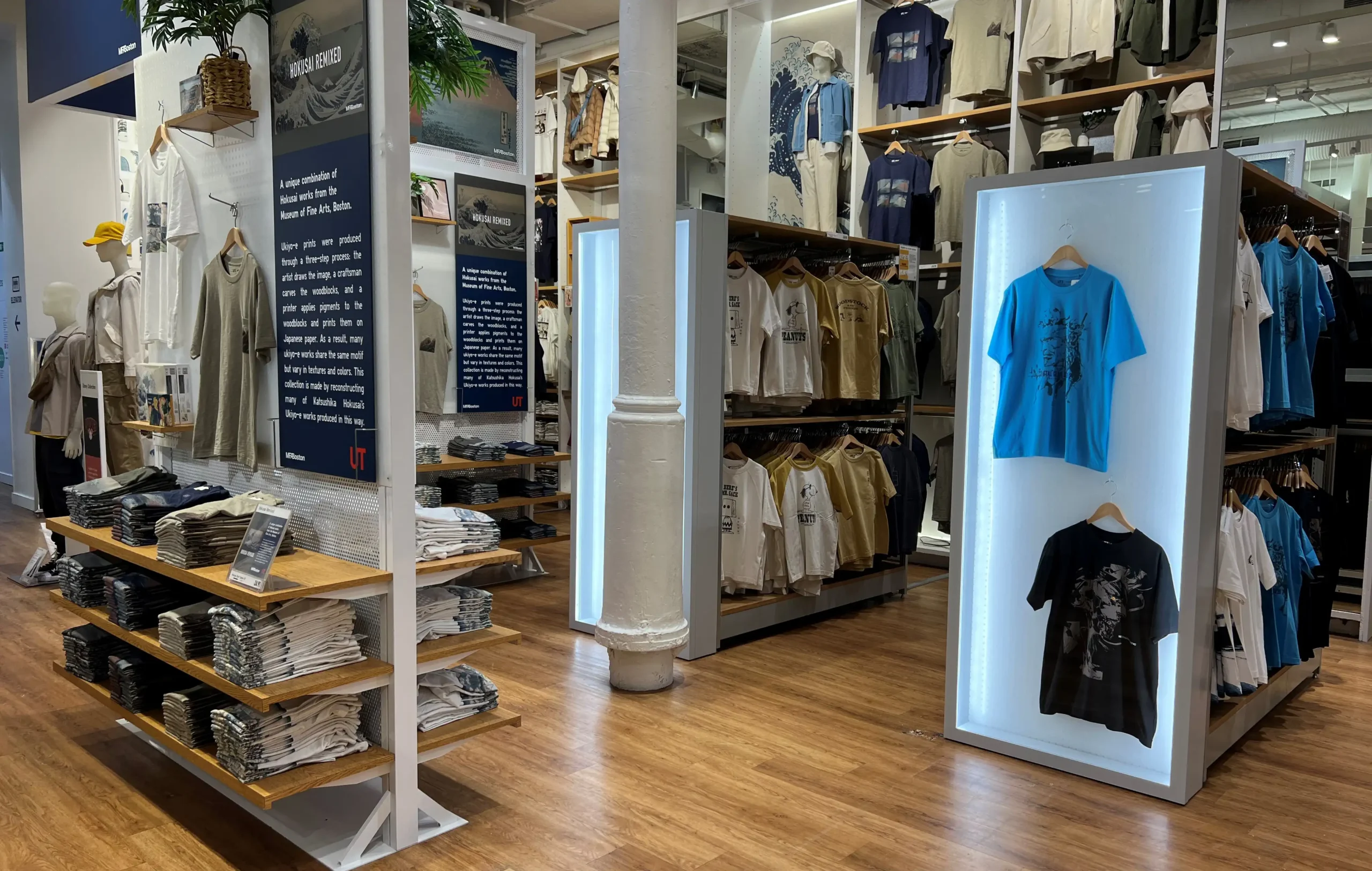 Leading clothing retail environments with displays manufactured by Agam with our customizable modular system Customizable modular retail environments